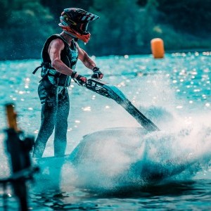 Álló jetski, fröccsenő víz, verseny fotó, bokeh hatás, kreatív színezés, verseny hangulat