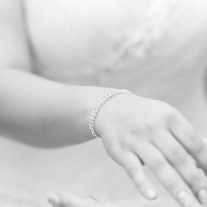 A fekekte-fehér fotó a mennyasszonyi ékszerkete mutatja be, pillanatkép