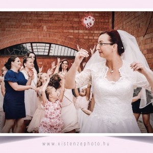 Csokordobás - esküvőfotózás