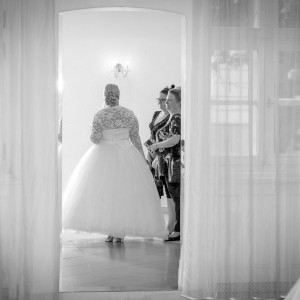 Fekete-fehér fotó, pillanatkép, mely a házasságkötö terem tükrében készült