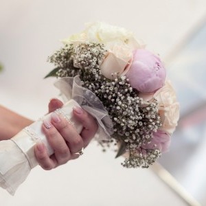 A mennyasszony lakásán készült esküvői csokor fotója, pillanatkép, kreatív színezés