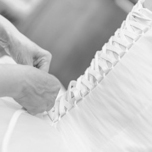 A mennyasszony lakásán készült, fekete-fehér előkészületi, kreatív fotó