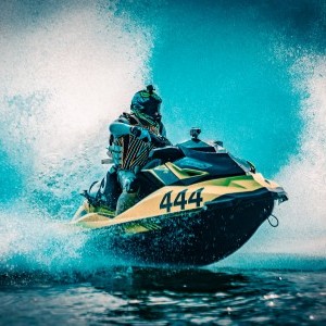 Akció votó jet-ski versenyen, tömérdek vízcsepp, közeli felvétel, kreatív színezés, verseny fotó, rendezvény foto